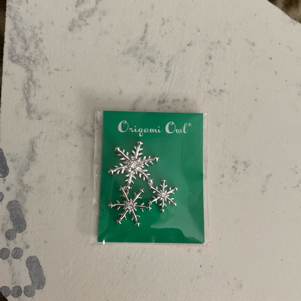 Legacy silver snowflake window shelf for origami owl